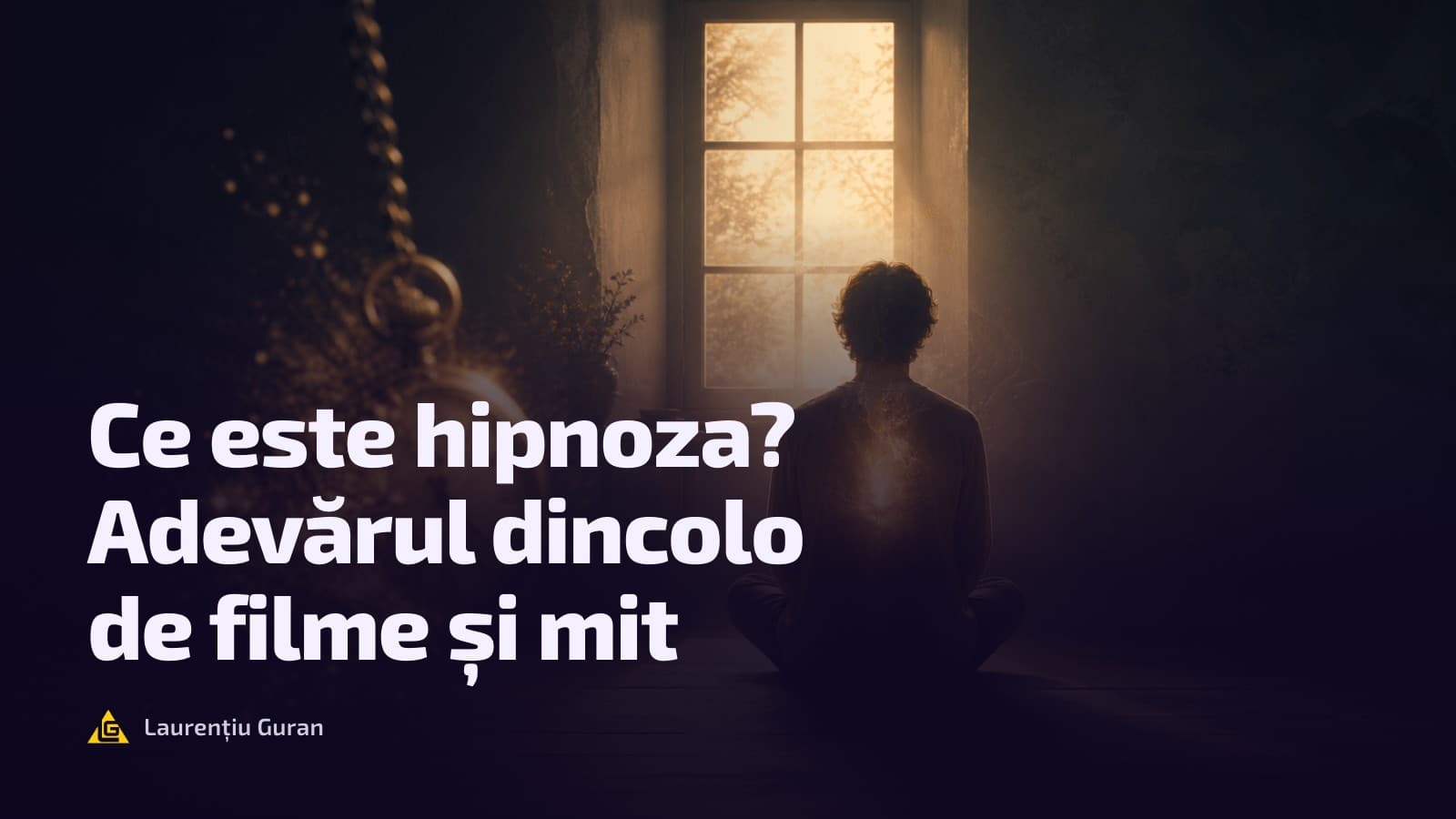 Un om așezat pe podea, cu spatele, în fața unei ferestre luminoase, lângă un ceas de buzunar risipit în particule aurii