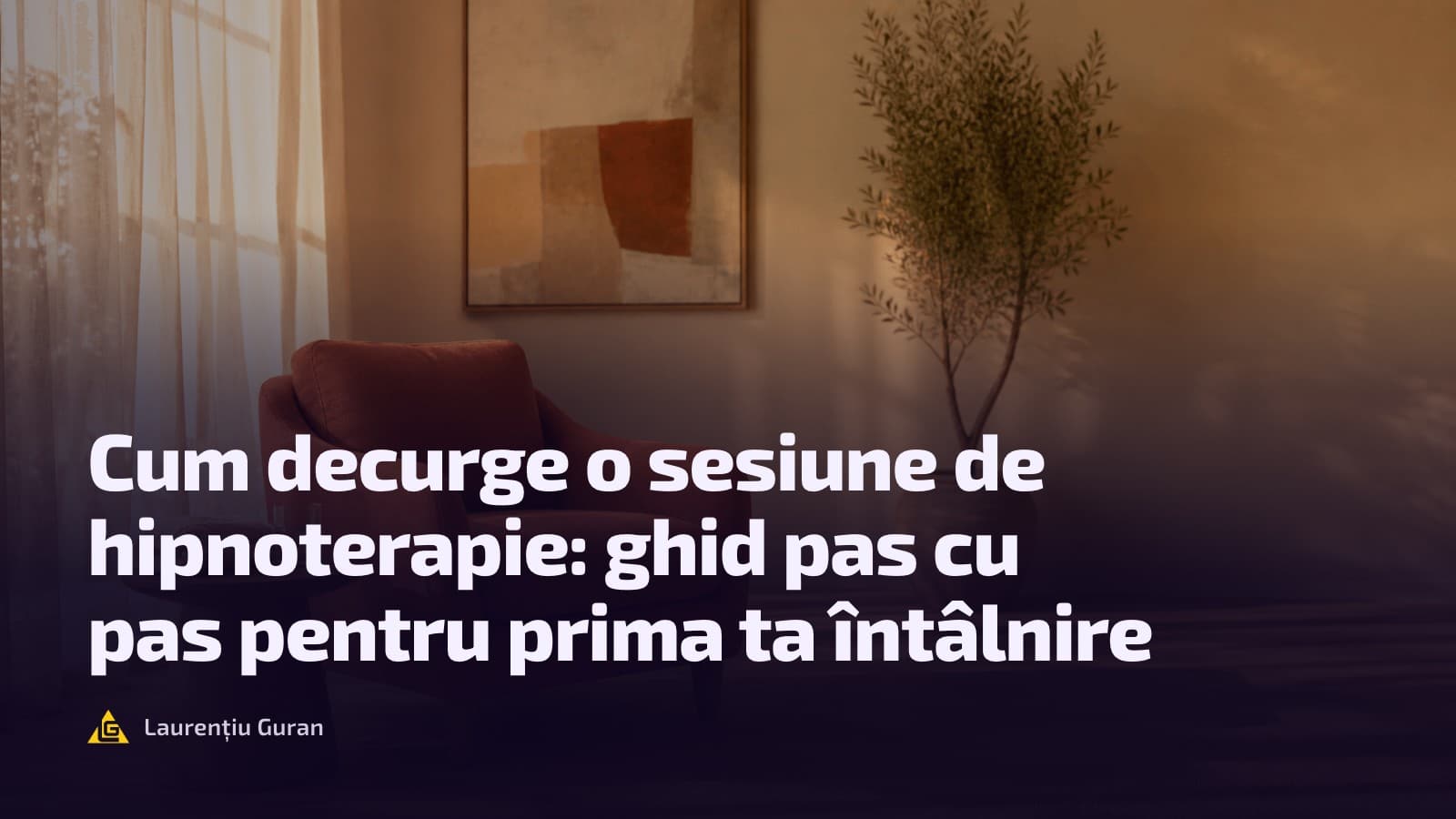 Un fotoliu teracotă într-o cameră liniștită, lângă o măsuță cu un pahar cu apă, în lumina caldă a după-amiezii